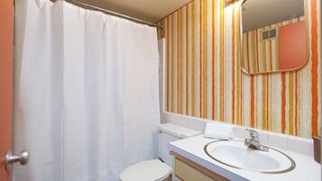 Ensemble douche/baignoire, serviettes fournies, shampoing