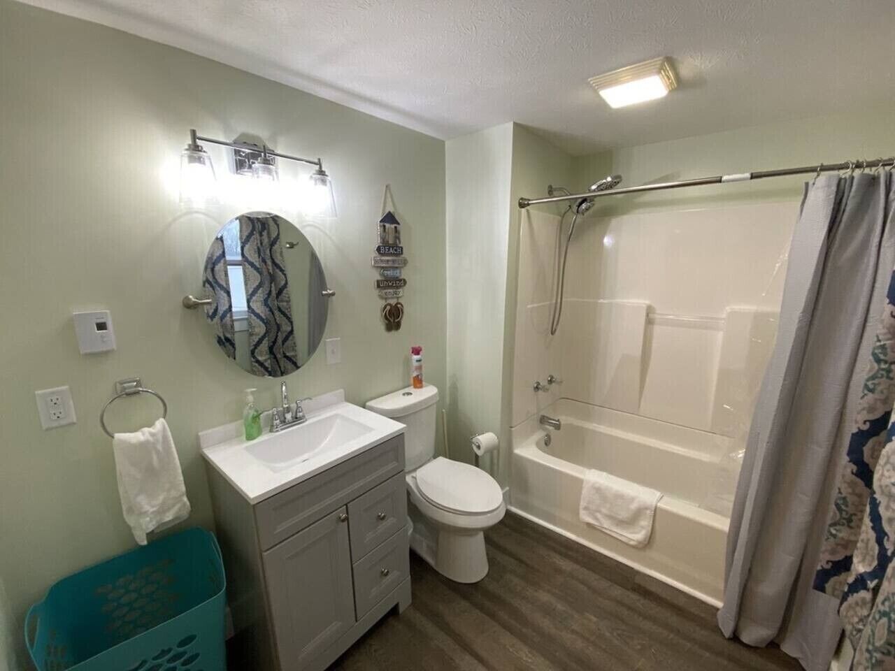 Ducha y bañera combinadas, toallas, jabón y champú