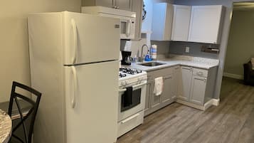 雪櫃、微波爐、焗爐、爐具