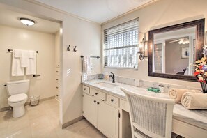 Hair dryer, towels - Hot Springs Home: Walk to Oaklawn! (Hot Springs)