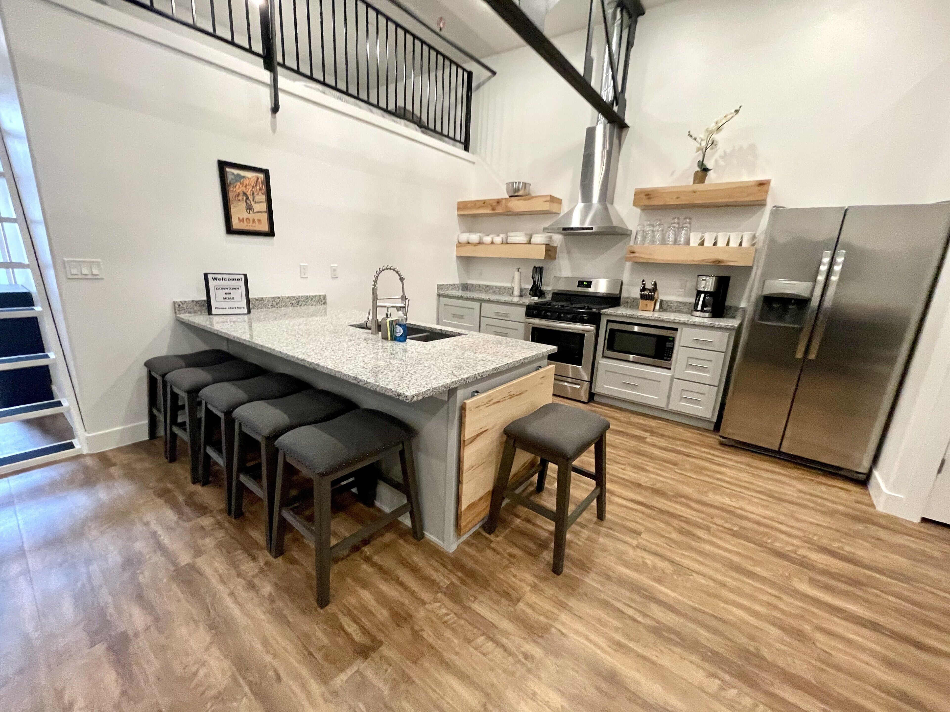 Kjøleskap, mikrobølgeovn, ovn og kokeplater