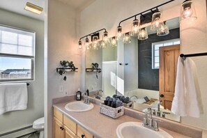 Hair dryer, towels - 503 Mountain Loft w/ Views: 1 Mi to Dwtn Fairplay! (Fairplay)