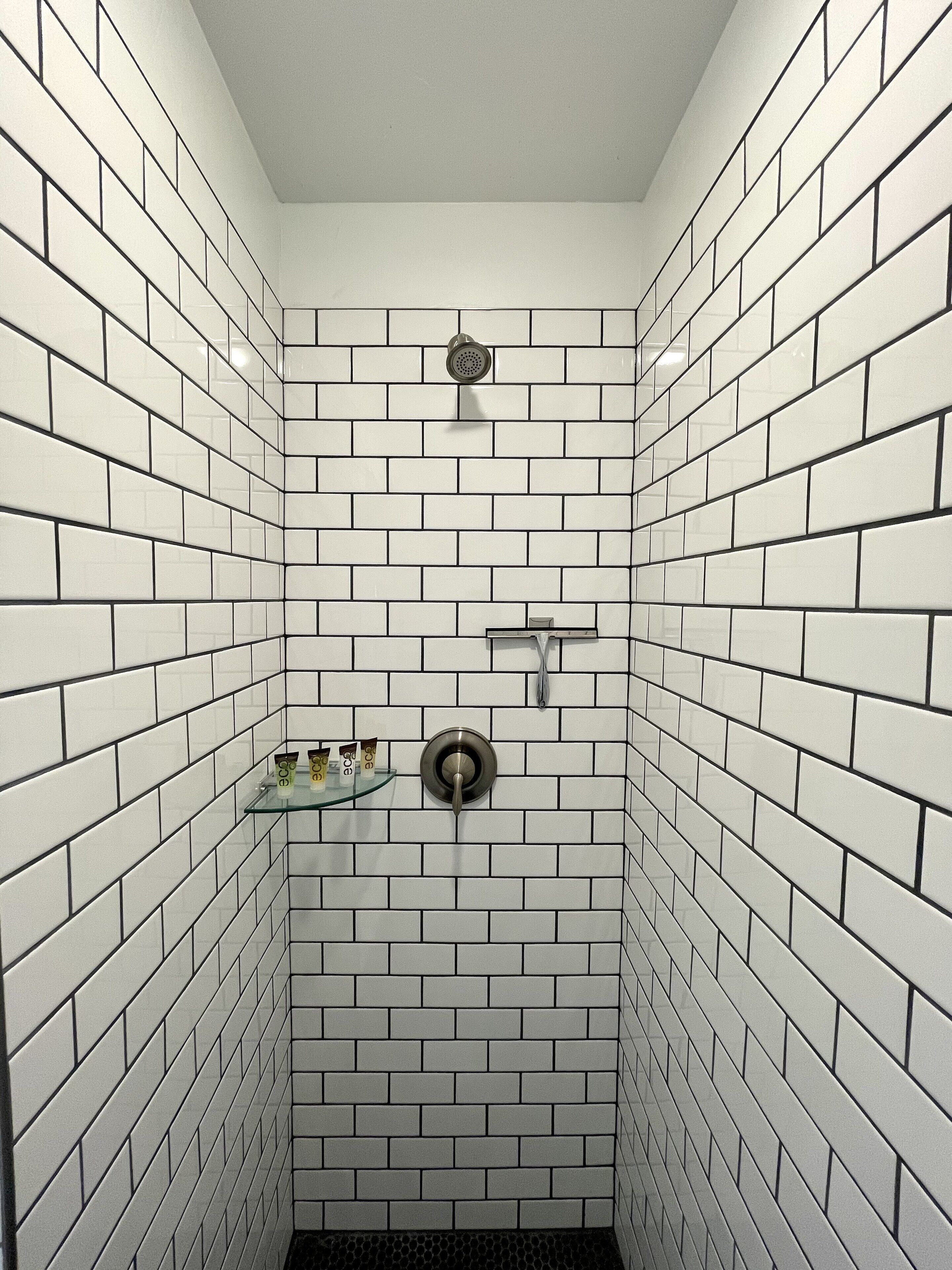 Douche, sèche-cheveux, serviettes fournies, savon
