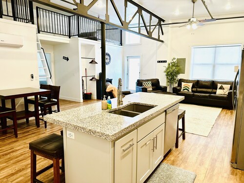 One block to Moab shops and restaurants closest condos to downtown