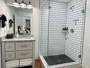 Dusche, Haartrockner, Handtücher, Seife