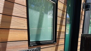 En skylt för Downtown Inn Moab, som visar hotellets adress: 111 E. 100 S.