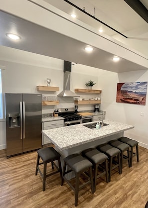 Refrigerador, microondas, horno y parrilla de estufa