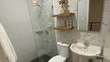 Towels, soap, shampoo, toilet paper