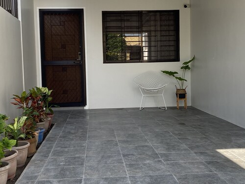 Townhouse / Apartment in Angeles city near Clark with AC, Wifi, and Netflix.