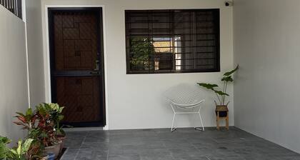 Townhouse / Apartment in Angeles city near Clark with AC, Wifi, and Netflix.