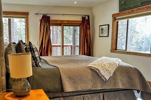 8 soverom, skrivebord, strykejern/-brett og reiseseng for barn