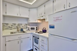 Refrigerador, microondas, cafetera y tetera y utensilios de cocina