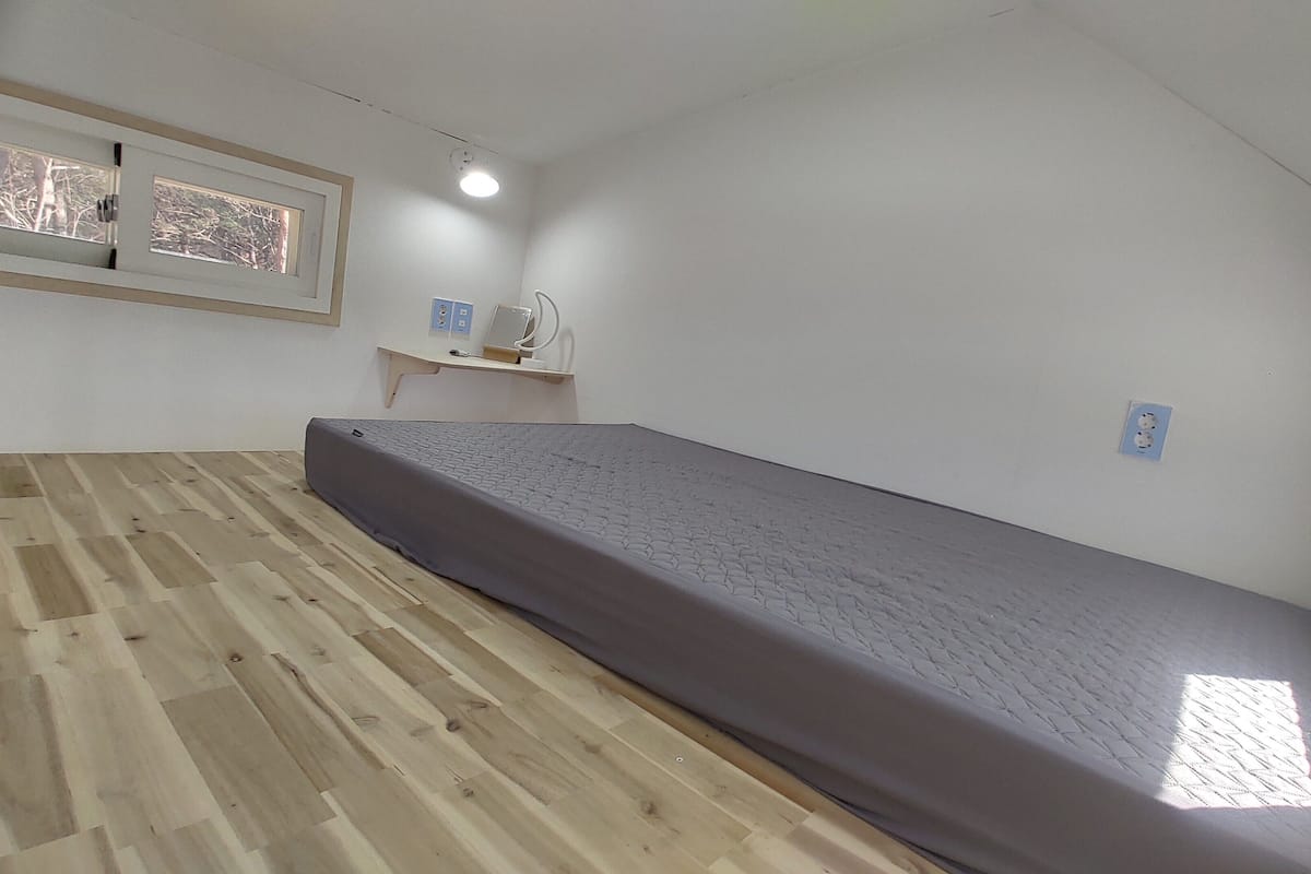 Peralatan tempat tidur premium, busa memori, ruang kerja komputer riba
