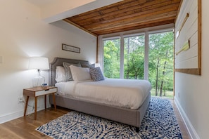 3 bedrooms, desk, iron/ironing board, free WiFi - Serene Lakeside Cottage | Sunset Views | Dock | Firepit + EV Charger! (Gainesville)