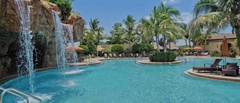 Alberca al aire libre y alberca climatizada