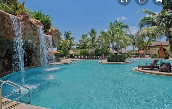 Outdoor pool, a heated pool - House in Ole exclusive resort close to it all - between Marco Island and Naples (Naples)