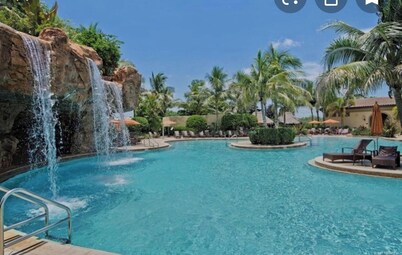 House in Ole exclusive resort close to it all - between Marco Island and Naples