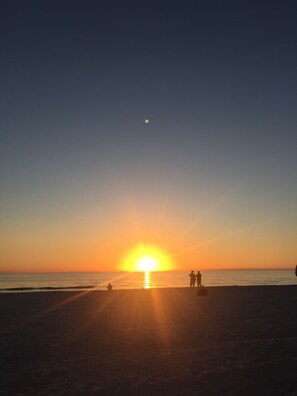 Playa en los alrededores, camastros y toallas de playa