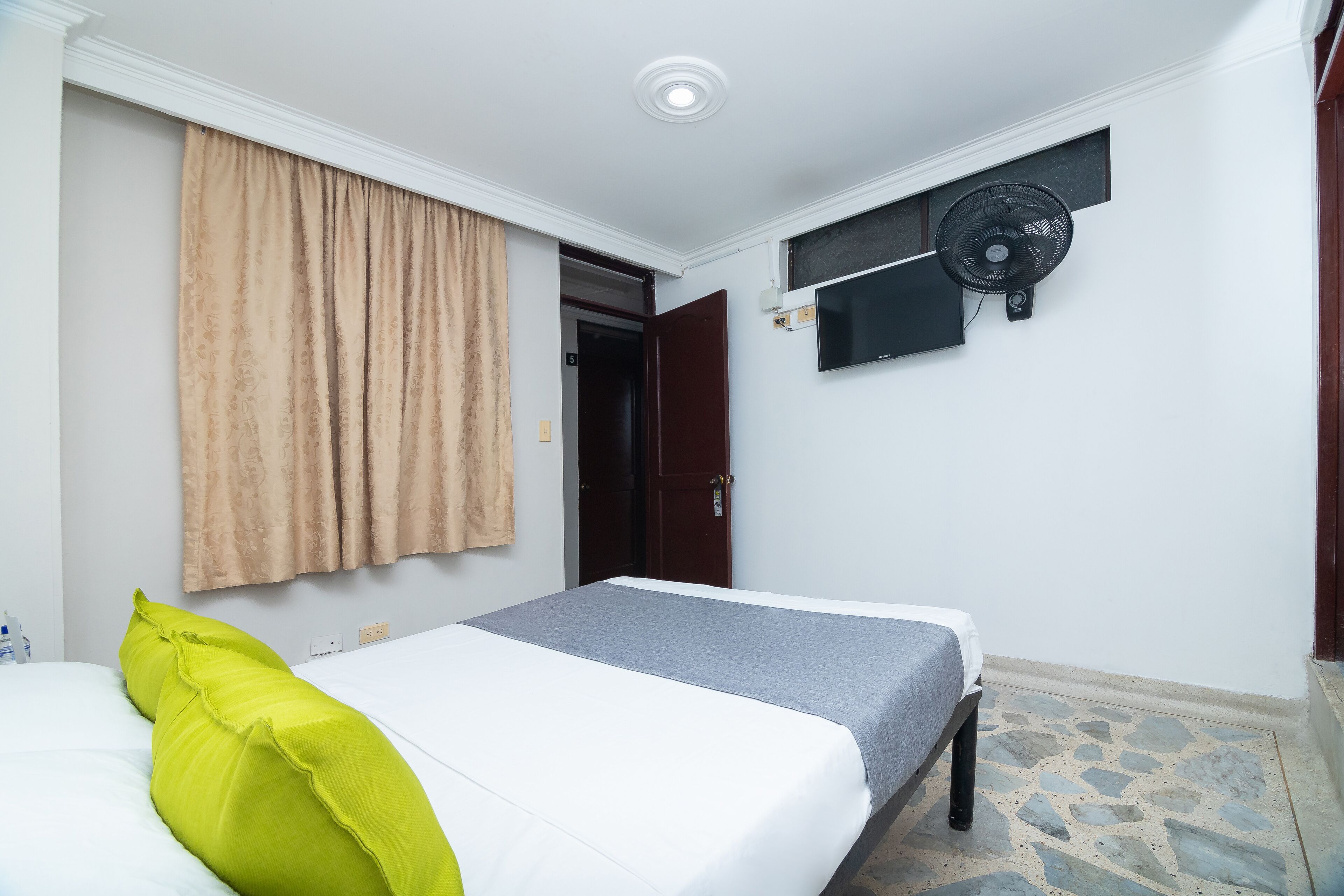 standard double room | free wifi, bed sheets