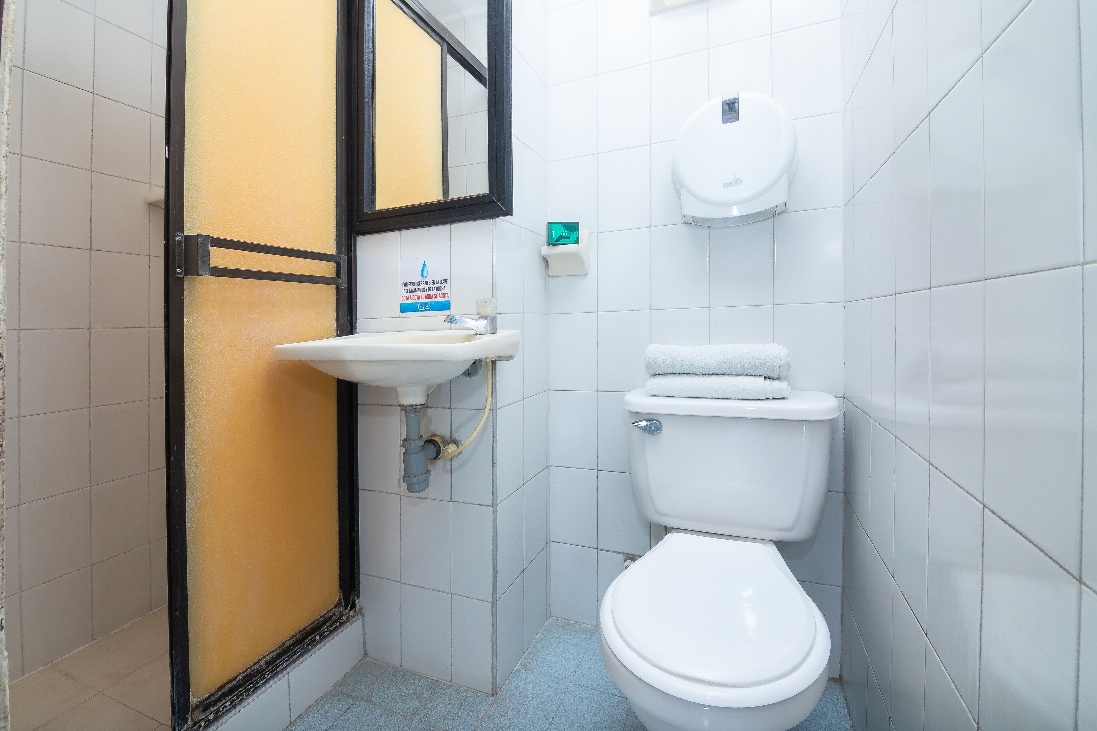 standard single room | bathroom | shower, free toiletries