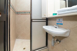 Shower, free toiletries - Hotel Ayenda Calypso 1142 (Pereira)