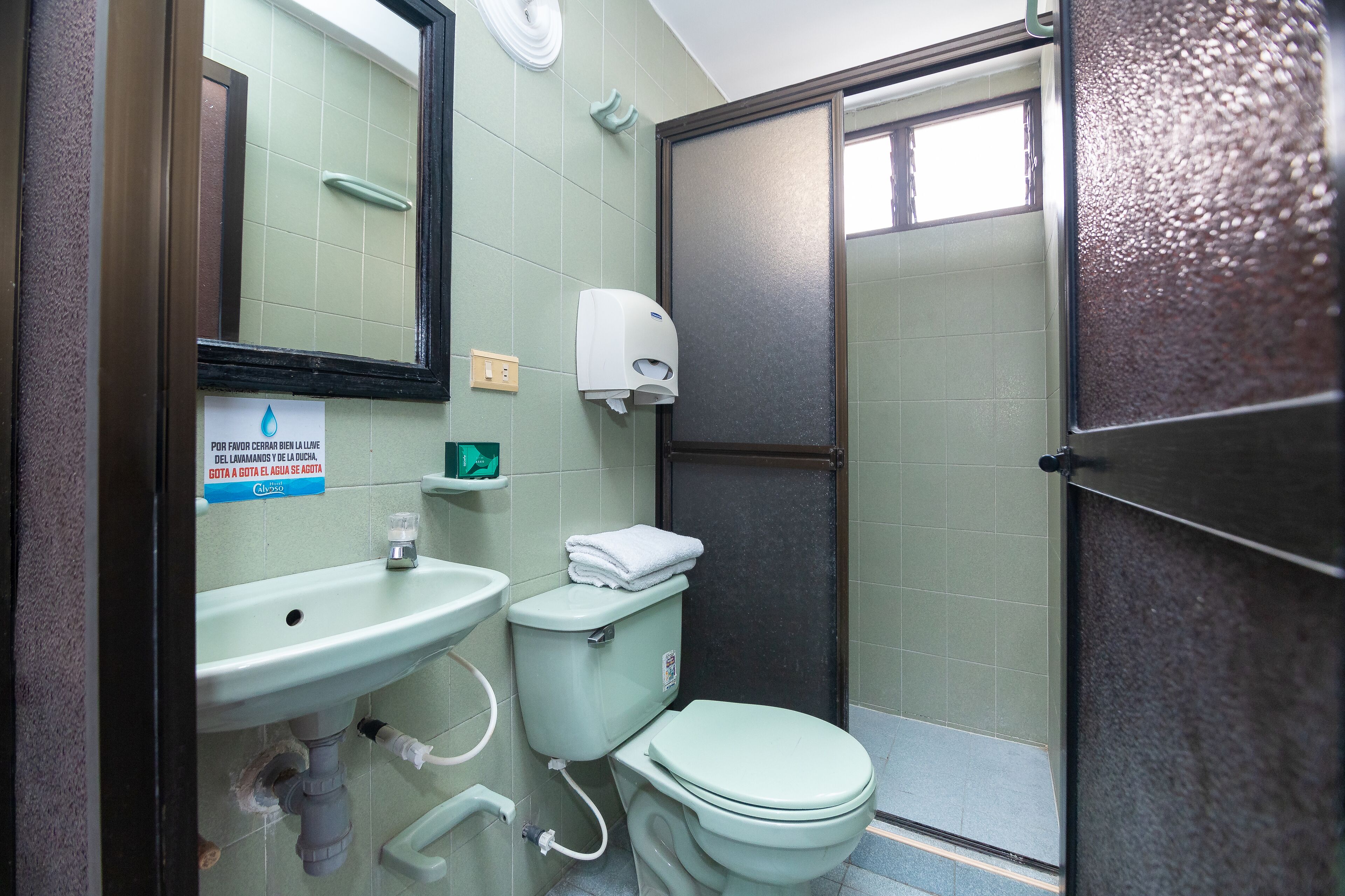 standard triple room | bathroom | shower, free toiletries