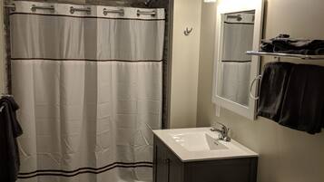 Douche, sèche-cheveux, serviettes fournies, savon