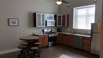 Réfrigérateur, micro-ondes, four, plaque de cuisson