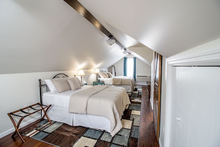 3 bedrooms, iron/ironing board, WiFi, bed sheets. Archie’s House