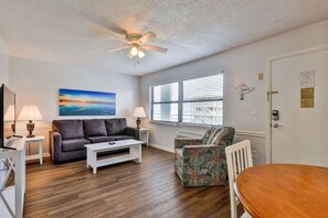 TV - Ocean View King Suite #211 (New Smyrna Beach)