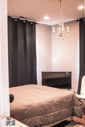 2 bedrooms, iron/ironing board, free WiFi, bed sheets - Parkton Place 3-bedroom mother-in-law Apt
Private entrance & Private Bathroom (Parkton)