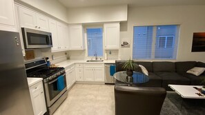 冰箱、微波炉、烤箱、炉灶