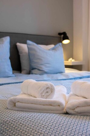 3 bedrooms, iron/ironing board, internet, bed sheets
