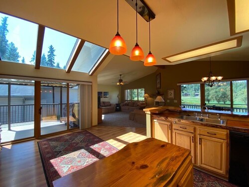 Relaxing 3bd Getaway 20 min to Glacier & 10 min to Whitefish