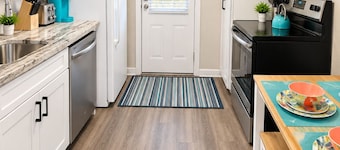 Comfy Starfish,Fenced Backyard-ONLY 0.5mile to Beach-Sleeps 4-1BED/1.5BATH,2 TVs