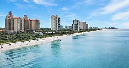 STARFISH PARADISE,FENCED YARD-ONLY 1/2MILE TO OCEAN-SLEEPS 4-1BED/1.5BATH, 2 TVs