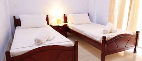 2 habitaciones, tabla de planchar con plancha, wifi y ropa de cama
