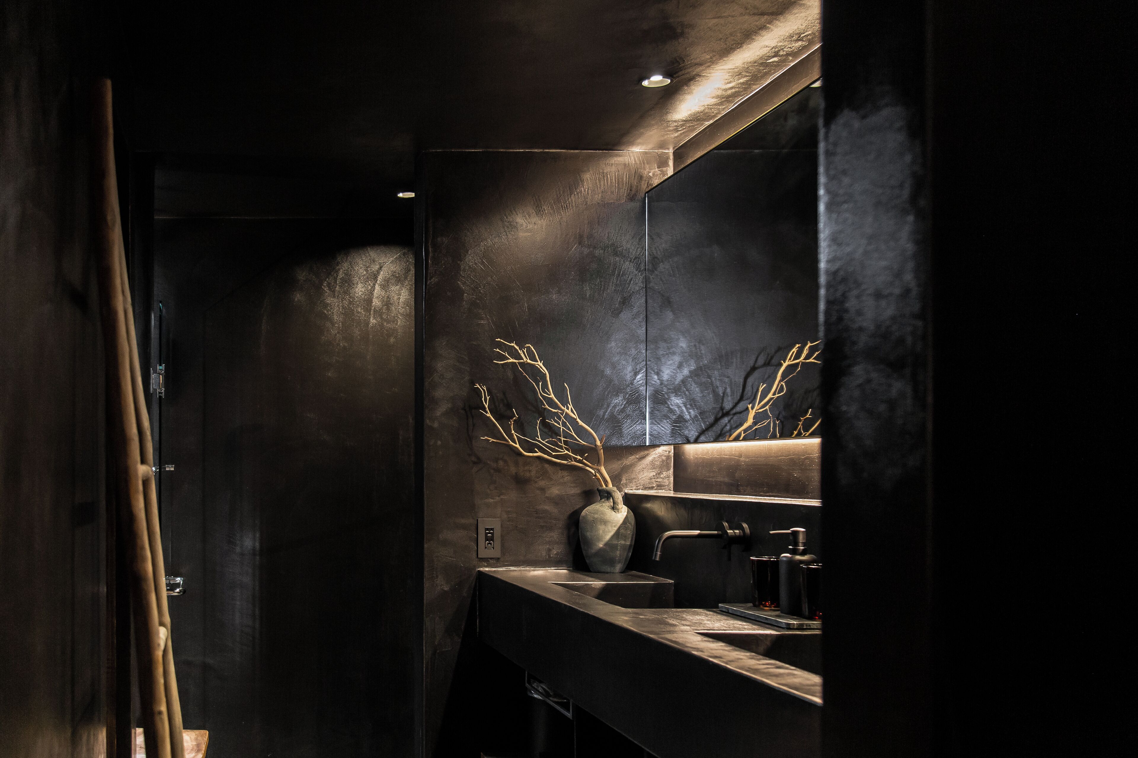 Bañera y ducha independientes, secador de pelo y zapatillas