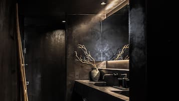 Bañera y ducha independientes, secador de pelo, pantuflas