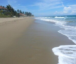 Plage, chaises longues, serviettes de plage
