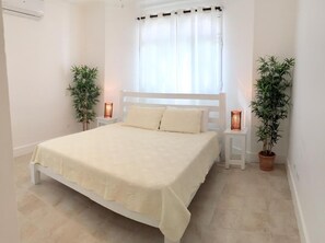 1 habitación, tabla de planchar con plancha, cuna de viaje y wifi