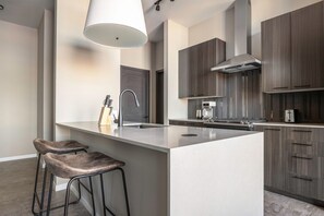 Fridge, microwave, oven, stovetop - Cozy West Loop 1BR w/ Pool, Gym, nr. Restaurant Row, by Blueground (Chicago)