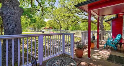 Hot Tub + Views! Chic 3BR/2BA Tosan’s Cottage