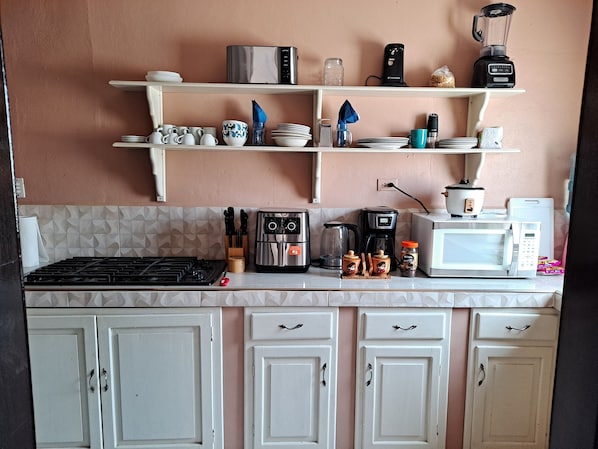 Kylskåp, mikrovågsugn, spishäll och kaffe- och tebryggare