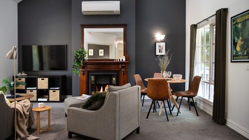 Lucini Cottage- wood fire and stunning bush views
