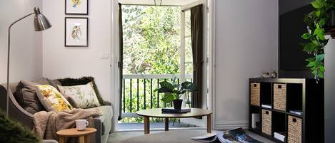 Een televisie en een open haard