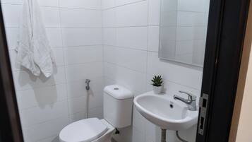 Habitación doble | Baño | Regadera, secadora de cabello, toallas, jabón