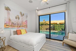 5 slaapkamers, een bureau, een strijkplank/strijkijzer, reisbedje
