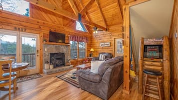 Een flatscreentelevisie en een open haard