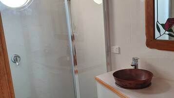 Douche, sĂšche-cheveux, serviettes fournies, savon